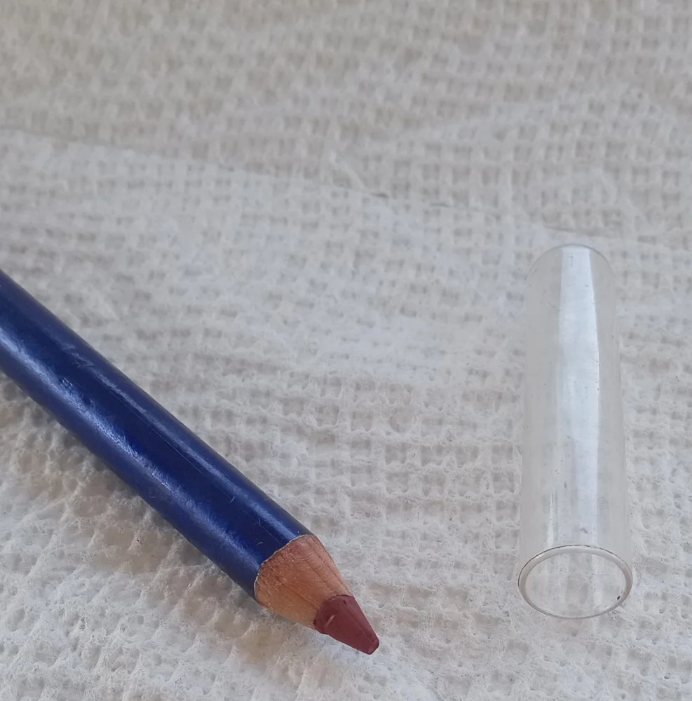 Estee Lauder Lip Defining Wooden Pencil Raisin Lightweight Creamy Long Lasting